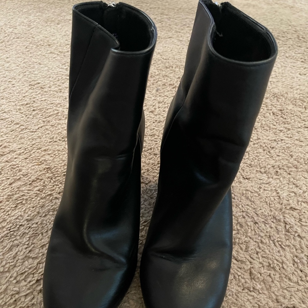 Black heeled boots